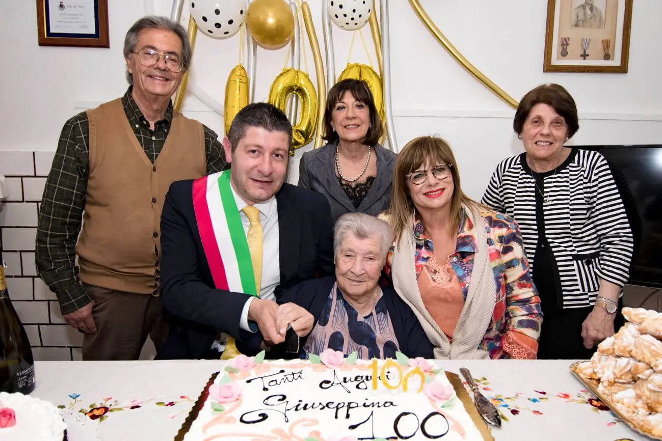 Giuseppina Soro col sindaco e i familiari (foto concessa da Rossella Fadda)