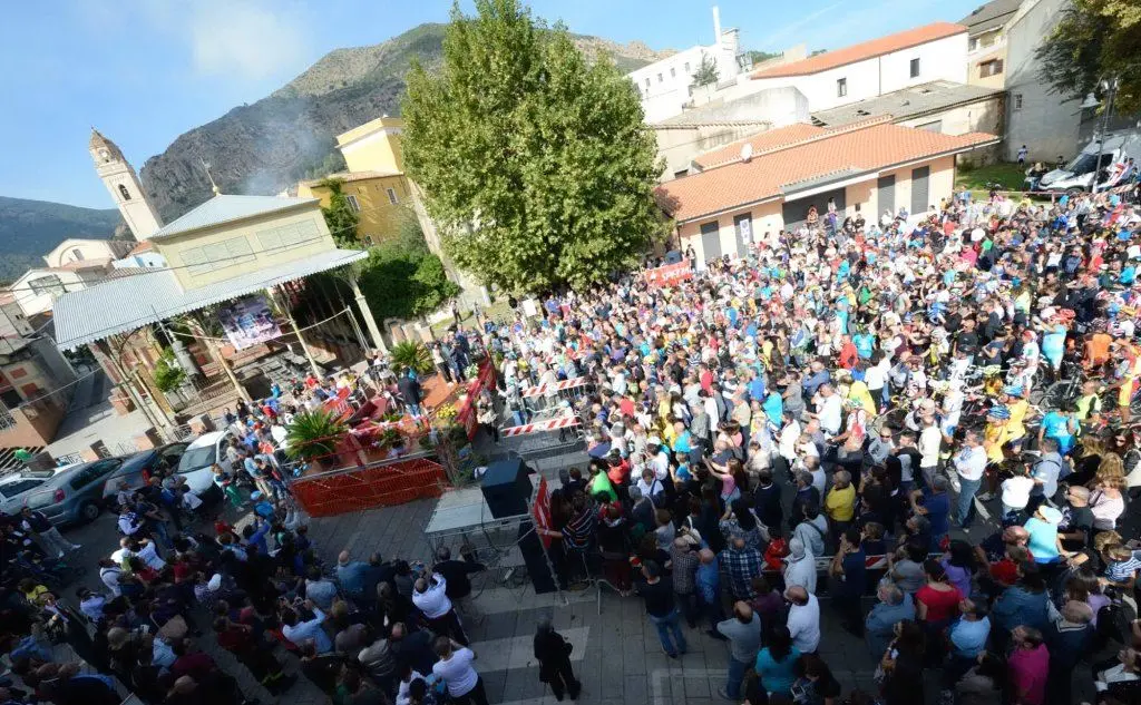 Bagno di folla in piazza per Fabio Aru