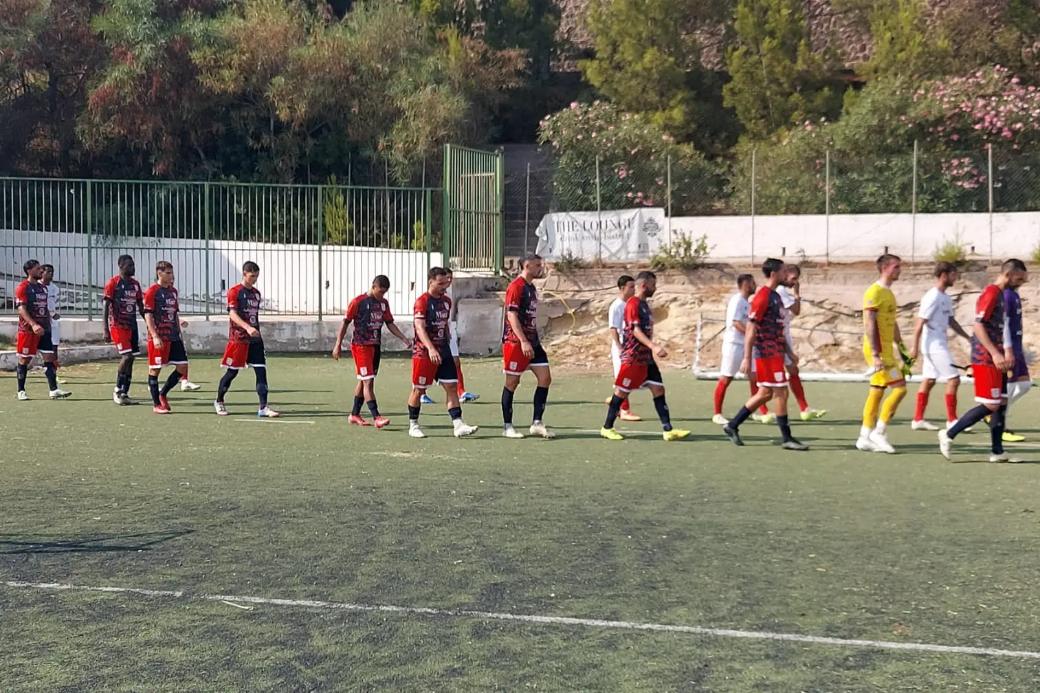 L'ingresso in campo delle squadre (foto Torres)