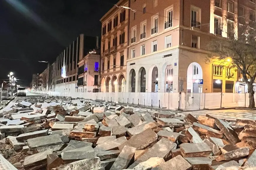 Un'immagine notturna della via Roma attuale (L'Unione Sarda)