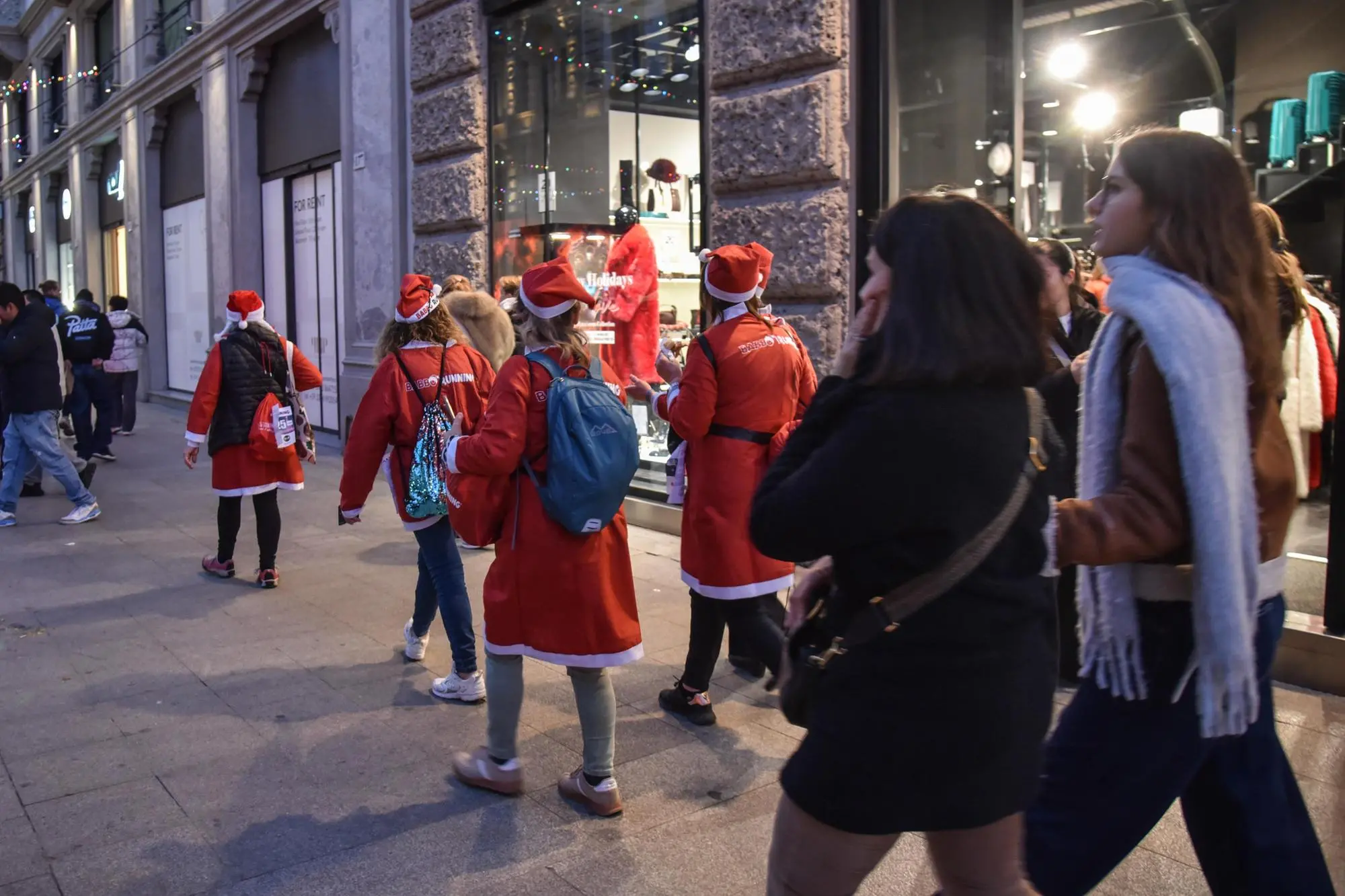 Shopping natalizio (Ansa)