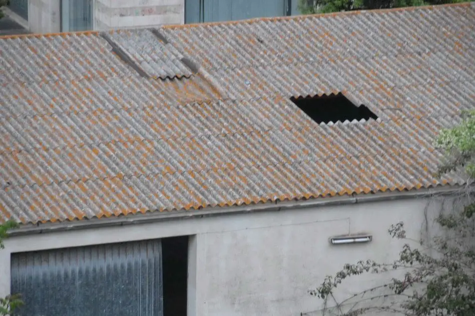 Oristano, un tetto in amianto