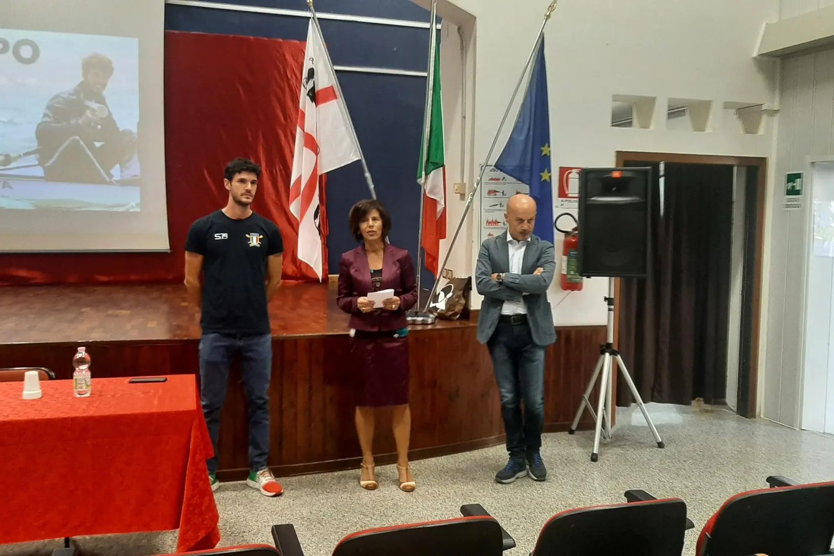 La dirigente scolastica Gavina Cappai e il docente Paolo Maioli presentano Stefano Oppo agli studenti (Foto Nachira)