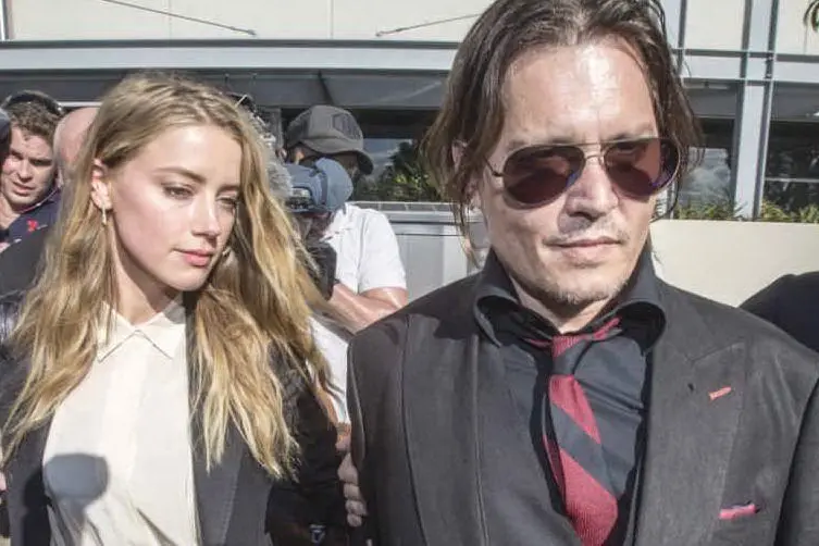 Johnny Depp e l'ex moglie Amber Heard all'uscita del tribunale in Australia (Ansa)