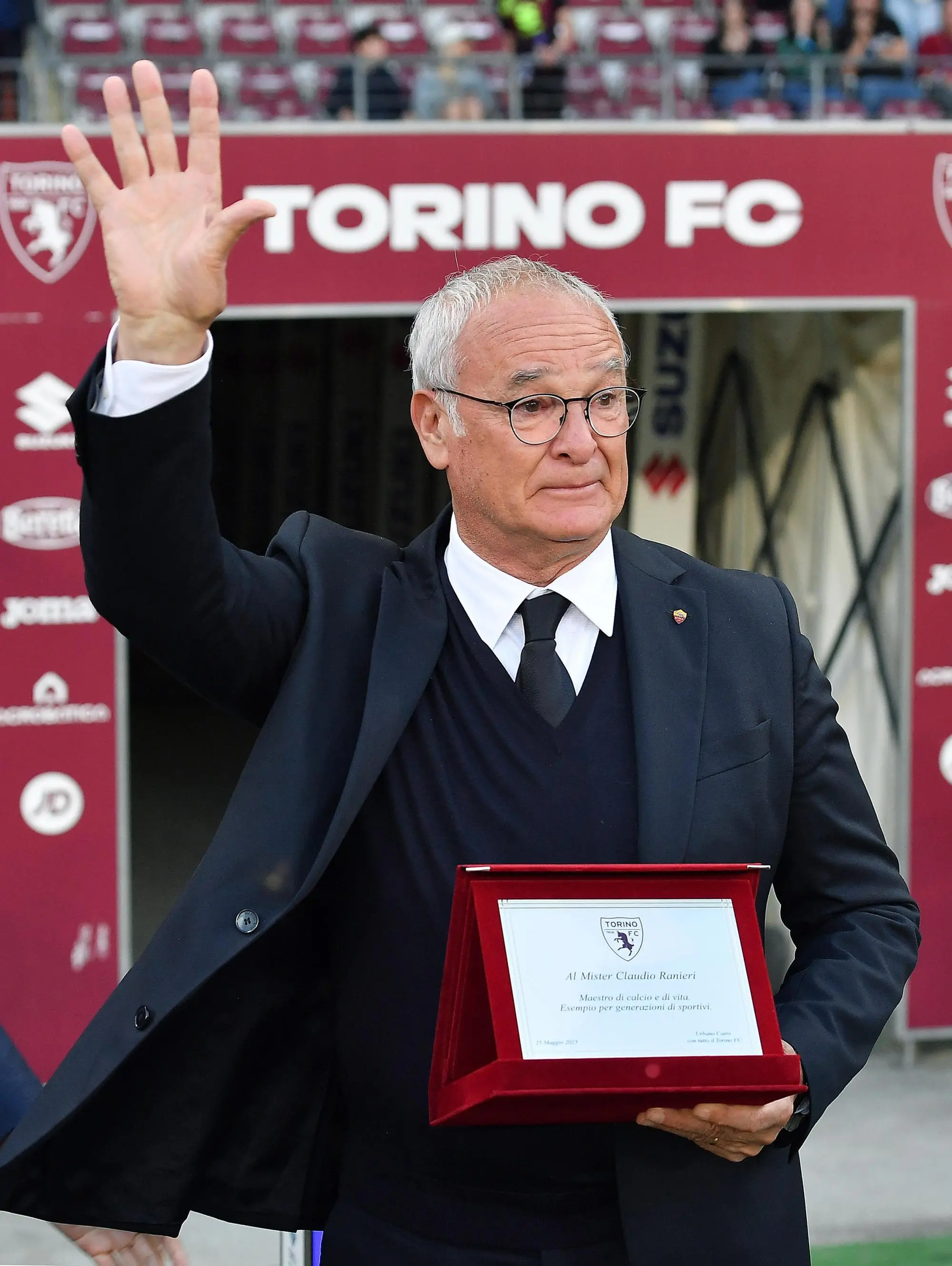 La targa per Claudio Ranieri prima di Torino-Roma (foto Ansa)