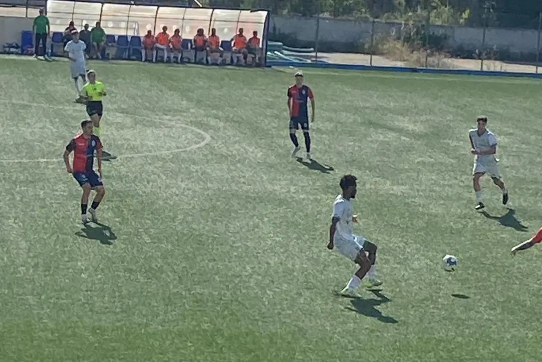 Una fase di gioco della partita di andata della finale playoff di Promozione, Sant'Elena-Tortolì (foto Roberto Sanna)