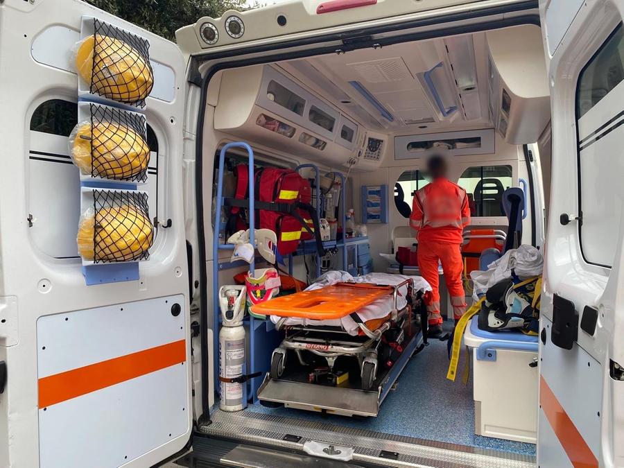 Tortolì, perde il controllo della moto e si schianta contro un’auto in sosta: ottantenne in ospedale