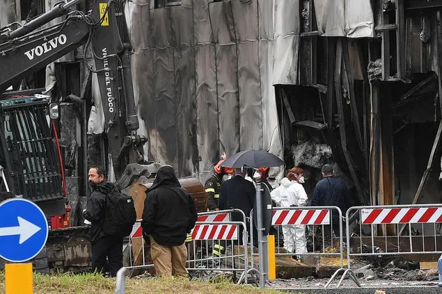 Vigili del Fuoco e agenti della Polizia Scientifica sul luogo del disastro aereo (Ansa - Dal Zennaro)