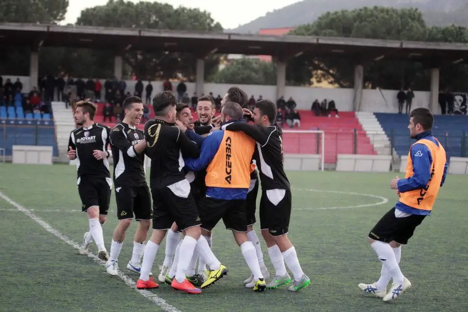 Il San Teodoro festeggia dopo un gol