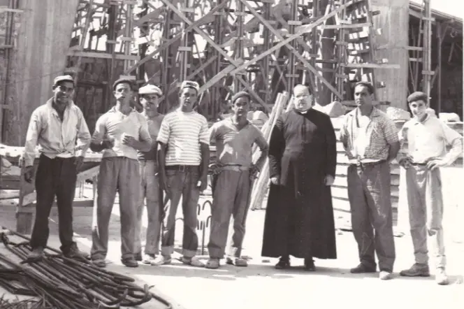 Monsignor Perra con un gruppo di operai (foto del museo civico di Sinnai)