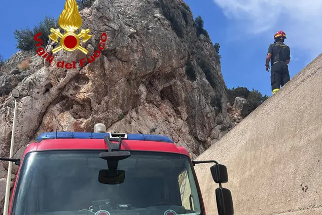 L'intervento dei vigili del fuoco al porticciolo di Santa Maria Navarrese (foto concessa)