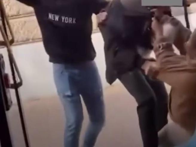 Donna presa a cinghiate sul bus, denunciati due minorenni: «Li ho urtati per sbaglio e ho chiesto scusa, ora ho paura»