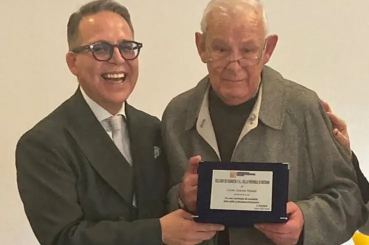 Il presidente del collegio dei geometri di Oristano insieme a Ninni Masala (foto concessa)