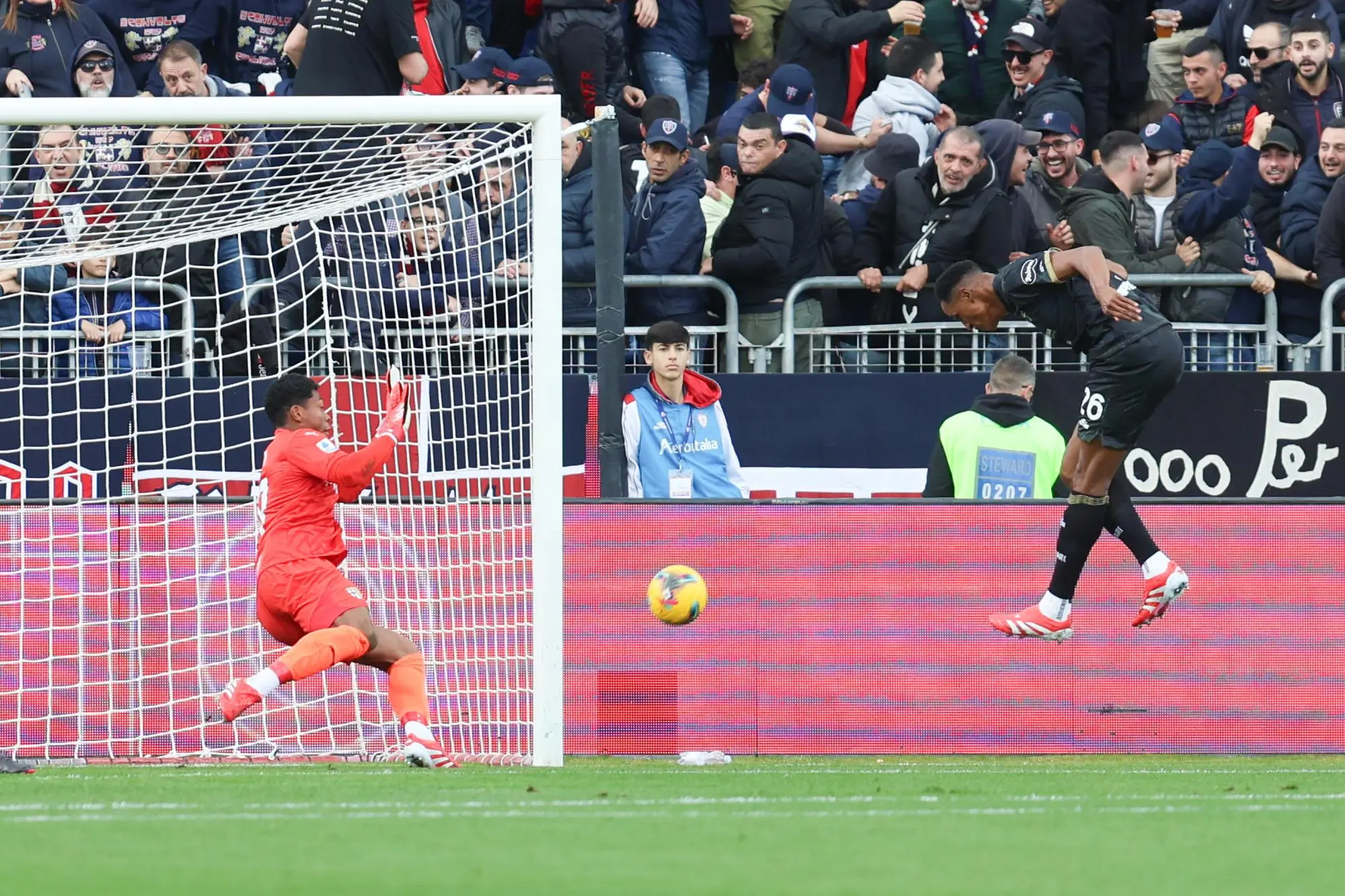 Il palo colpito di testa da Yerry Mina nel primo tempo di Cagliari-Parma (foto Ansa)