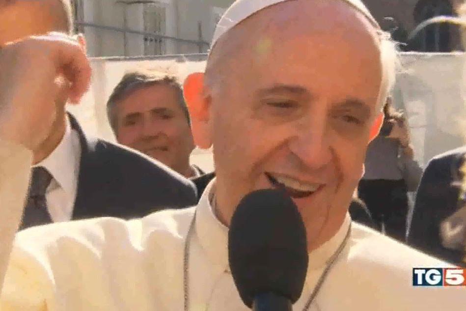 Il Papa parla al microfono del Tg5