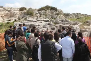 Visitatori nella necropoli di Tuvixeddu