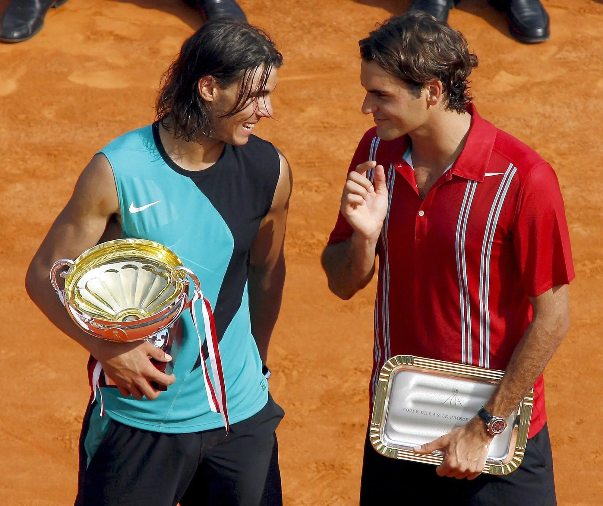 epa00989654 Rafael Nadal (L) of Spain talks to Roger Federer (R) of Switzerland as they pose for photographers with their trophies after their final match at the ATP Master Series Monte Carlo Open tennis tournament in Roquebrune-Cap-Martin, France, 22 April 2007. Nadal won 6-4 and 6-4. ANSA / EPA/ASM CORBIS OUT /JI