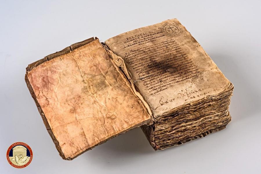 Il prezioso manoscritto di Nostradamus (foto carabinieri)