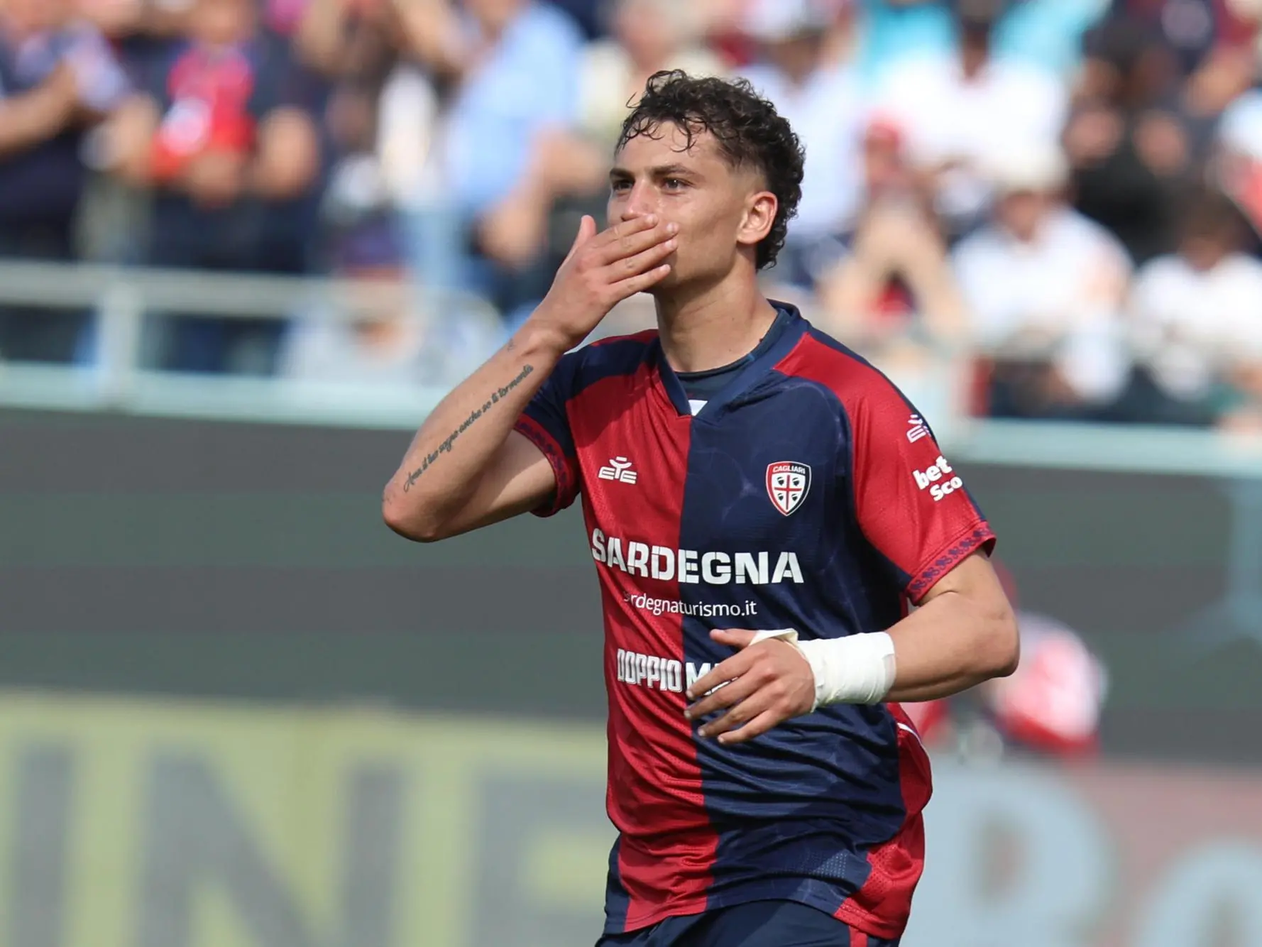 Cagliari’s Sebastiano Esposito jubilates after scoring the goal (1-0) during Italian Serie A soccer match Cagliari calcio vs US Cremonese at the Unipol Domus in Cagliari, Italy, 11 April 2026 ANSA/FABIO MURRU