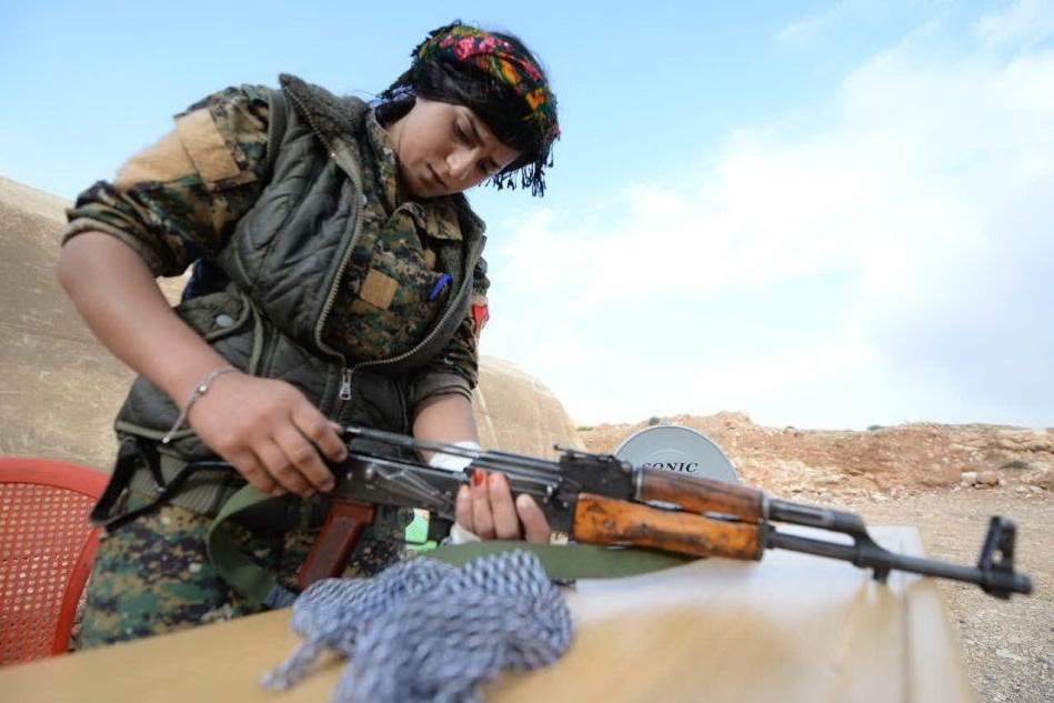 Una componente delle milizie curde in Siria (foto Ansa)