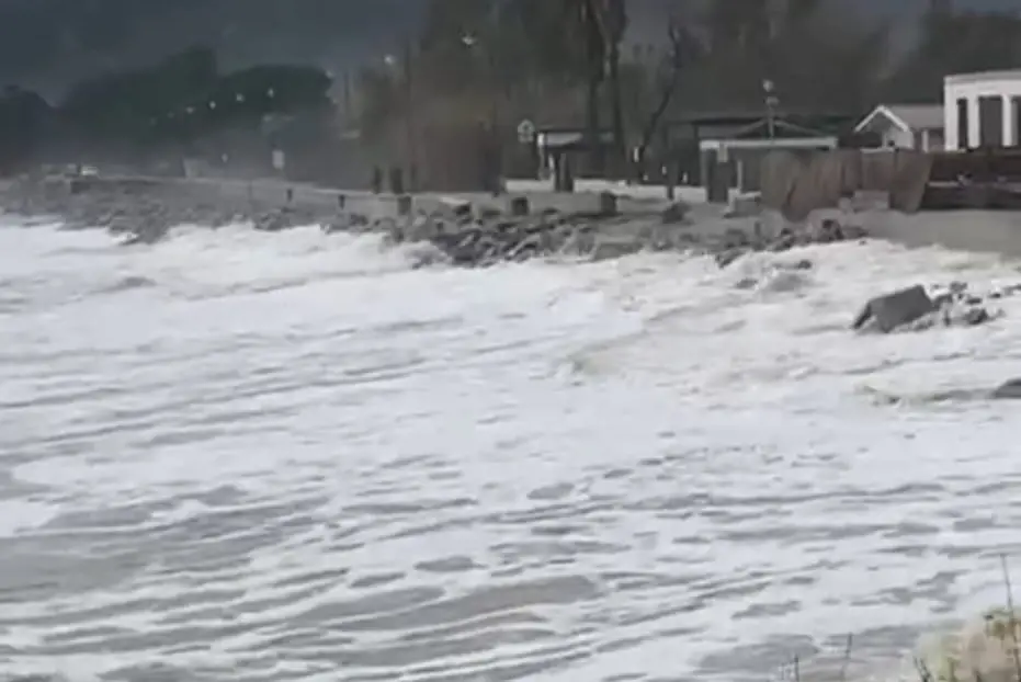 Mareggiata sul lungomare di Museddu (foto concessa)