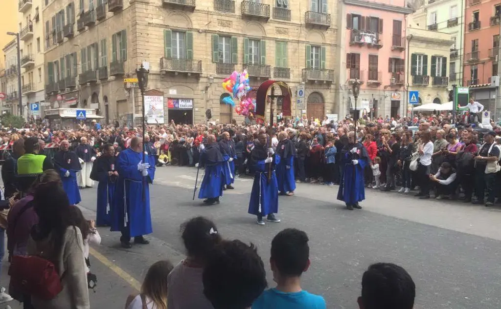 I Confratelli circondati dai fedeli (foto di Rita Sanna)