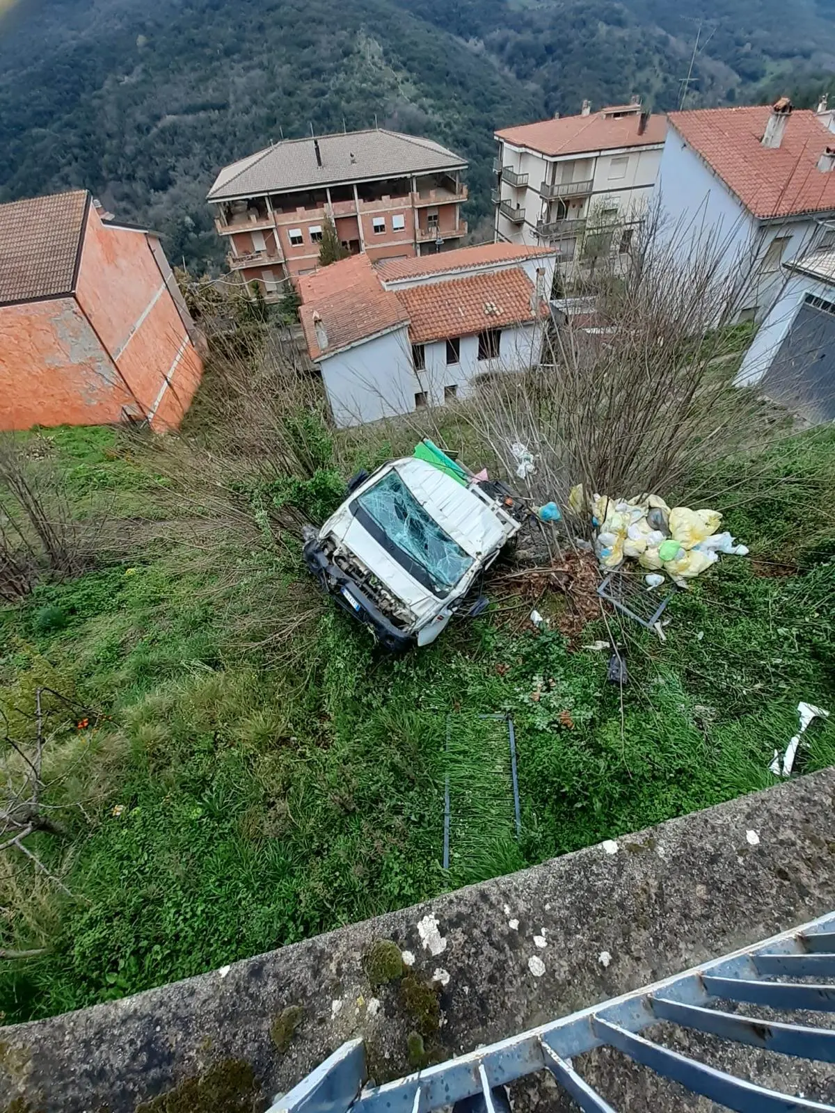Il camion dei rifiuti precipitato in una scarpata a Gadoni (foto Onano)