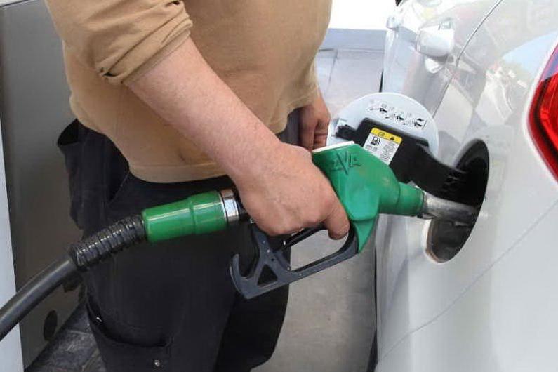 Il prezzo della benzina sfonda quota 2 euro al litro