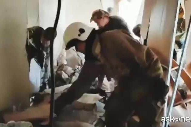 Ucraina, si scava tra le macerie del condominio bombardato ad Odessa