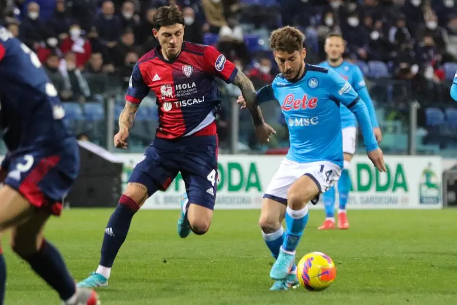 Cagliari's Daniele Baselli (L) and Napoli's Dries Mertens (R) in action during the Italian Serie A soccer match Cagliari Calcio vs SSC Napoli at Unipol Domus stadium in Cagliari, Sardinia island, Itally,21 February 2022 ANSA/FABIO MURRU