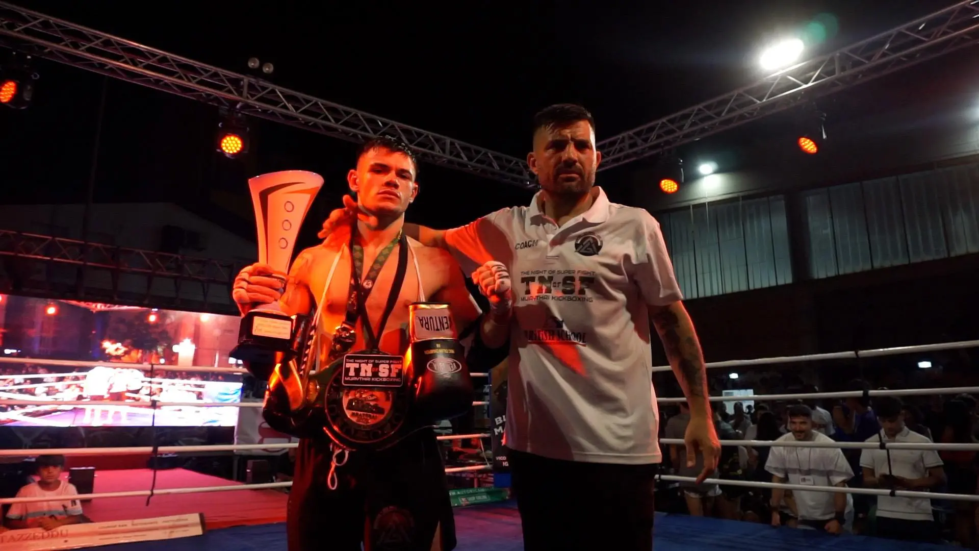 Matteo Zucca, vincitore del titolo italiano Am Wbc, assieme al suo coach Alessandro Alias (foto Giuliano Cardu)