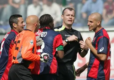 L'arbitro accerchiato dai giocatori del Cagliari nel 2006 (archivio)