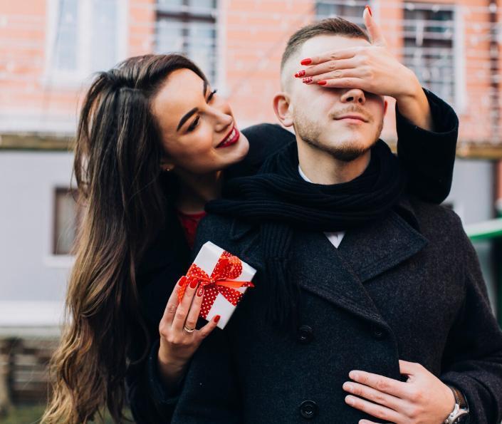 Fiori e profumi, ma l’inflazione frena anche i regali tra fidanzati: «Basterà un gesto simbolico»