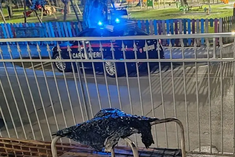 Uta, l'esterno del bar incendiato