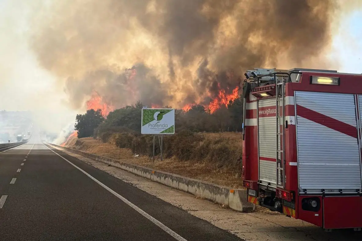 L'incendio (foto Vigili del fuoco)