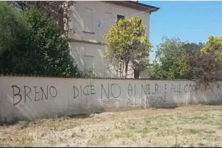 La scritta comparsa a Breno