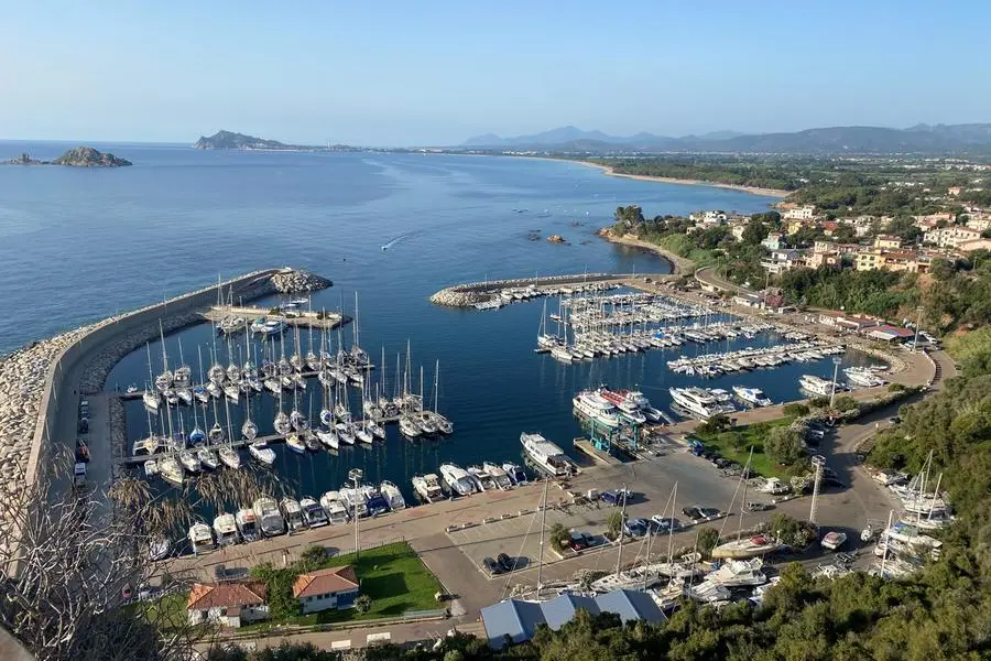 Il porto turistico e una panoramica aerea di Santa Maria Navarrese (foto Pillonca)