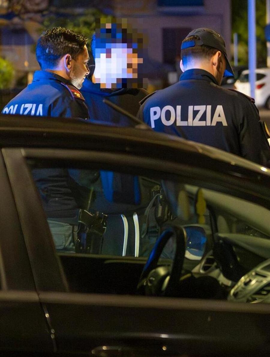 Dopo il colpo, il volo in Spagna E sui social le foto con i soldi