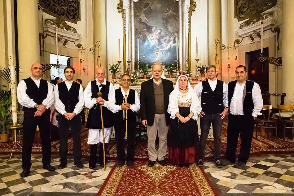 I musicisti insieme al presidente (foto circolo Grazia Deledda)