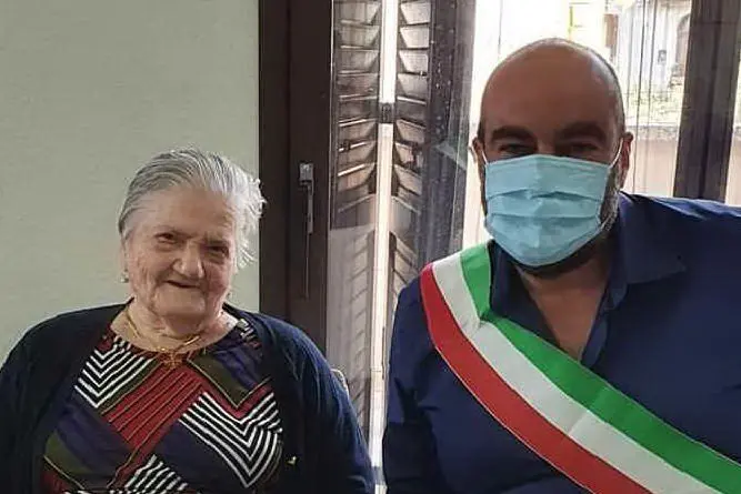 Tia Chicca Muroni con il sindaco di Bonorva, Massimo D'Agostino (foto concessa dall'Amministrazione)