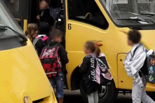 Bimbi salgono su uno scuolabus