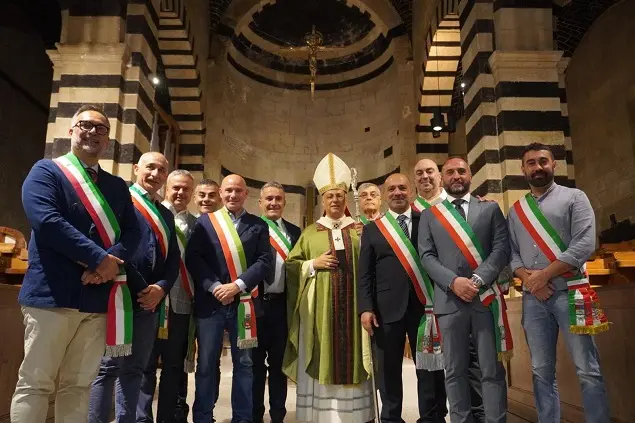 I sindaci della Forania di Sorres con Monsignor Gian Franco Saba (foto concessa)