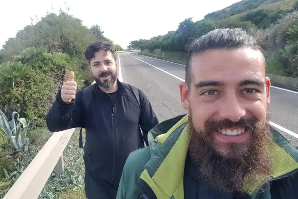Nazario Nesta nei pressi di Castelsardo. Dietro Elia Falchi, un nuovo amico sardo che ha percorso diversi chilometri con lui. ( Foto concessa da Nazario Nesta)