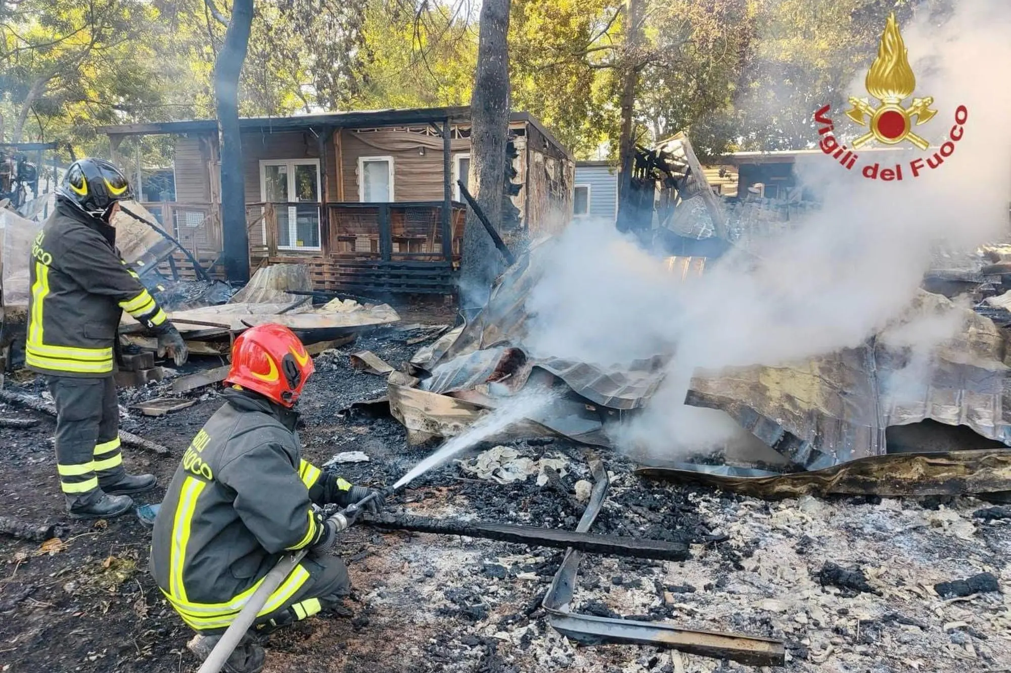 L'intervento dei Vigili del fuoco per il vasto incendio divampato, all'alba di oggi, nel campeggio Bella Italia di Peschiera del Garda in provincia di Verona, 4 ottobre 2026. L'allarme è scattato poco prima delle 6 di mattina e l'intervento, per quanto l'incendio ora sia sotto controllo, è ancora in corso. La struttura era aperta, quindi con ospiti all'interno e, a quanto si apprende, le fiamme hanno interessato una ventina di casette mobili. ANSA / ufficio stampa Vigili del fuoco +++ UFFICIO STAMPA +++ FOTO NON IN VENDITA - DA USARE SOLO PER FINI GIORNALISTICI +++ NPK ++