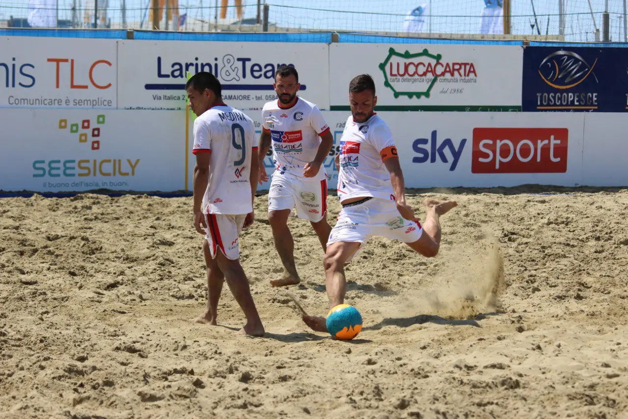 Luca Ruggiu (a destra), capitano del Cagliari Beach Soccer (foto Elena Accardi - Cagliari BS)