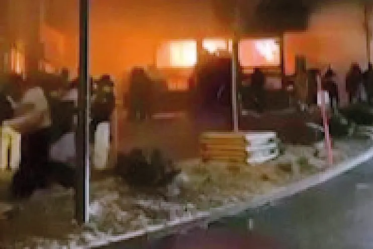 Un fermo immagine tratto dal video di un turista americano mostra l'esplosione che si verificata nella stazione sciistica di Crans-Montana, in Svizzera