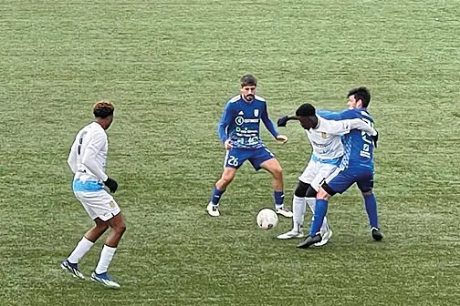 In alto Santiago Nagüel del Monastir, 32 anni, contrastato da Luca Melis del Villasimius, 25 anni; sotto, Yanick Beugré del Villasimius, 22 anni, contrastato dall’autore del gol dello 0-1 Santiago Zurbriggen, 34 anni (foto Archivio)