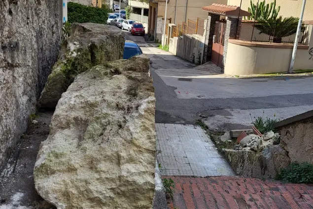 I due massi di tufo pericolanti nel corrimano della scalinata (foto Tellini)