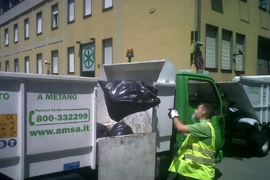 Un camion dei rifiuti dell'Amsa (foto simbolo Ansa)