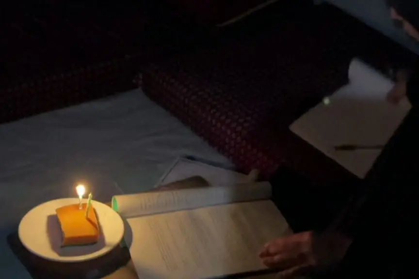 A Gaza City si studia nelle tende alla luce delle candele